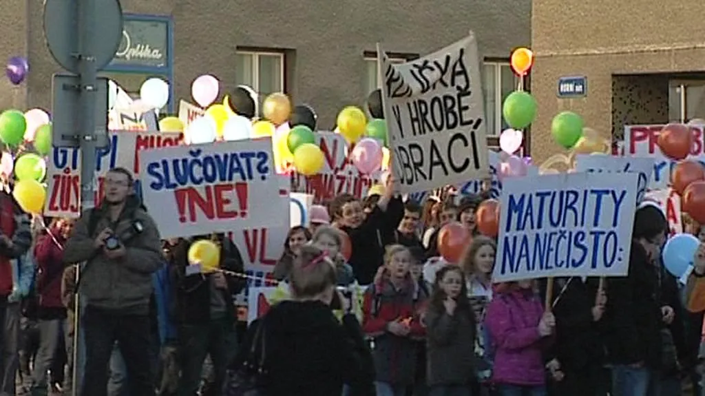 Protesty proti slučování škol