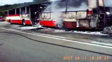 Hořící autobus