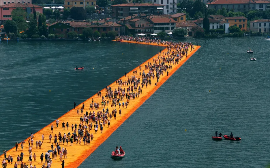 Pohled z dronu ukazuje, jak The Floating Piers, tedy plovoucí mola, tvořila velké cesty, po kterých mohly chodit stovky obdivovatelů Christova díla