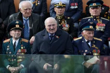 Lukašenko slavil konec války v Moskvě, v Minsku už nepromluvil. Média spekulují o nemoci