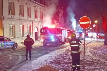 Pět hasičů skončilo po požáru sauny v nemocnici