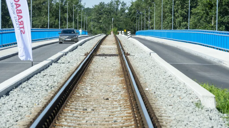 Stavba mostu přes Labe ve Štětí na Litoměřicku za zhruba 212 milionů korun byla po roce a čtvrt dokončena