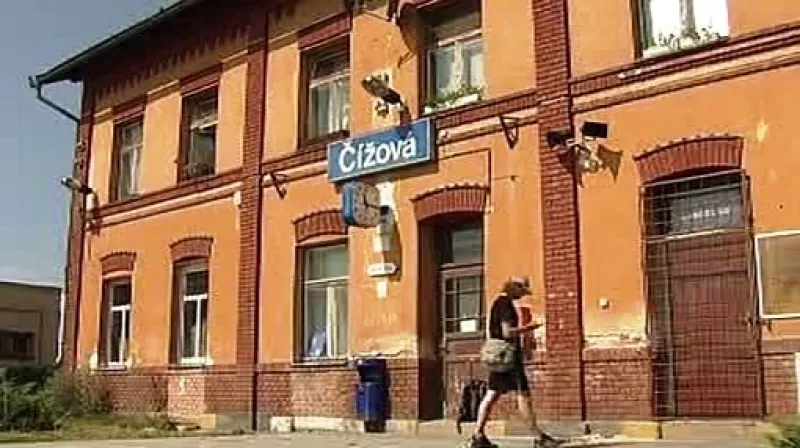 Uzavřená nádražní budova v obci Čížová