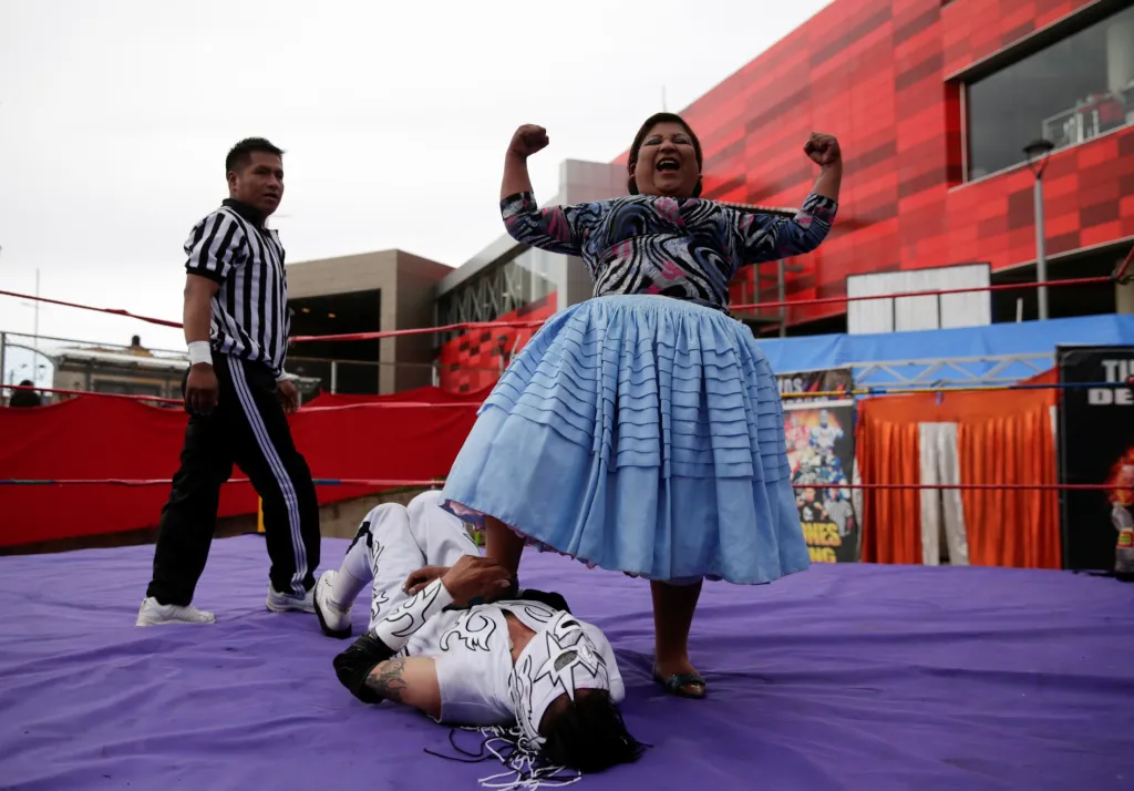 Bolivijské ženy, které se živí wrestlingem, se vrací po lockdownu zpět do zápasnického ringu