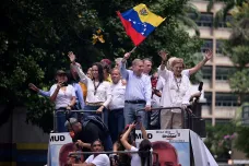 Venezuela vydala zatykač na lídra opozice, USA zabavily Madurovi letadlo