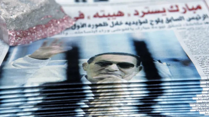 Mubarak zůstává za mřížemi