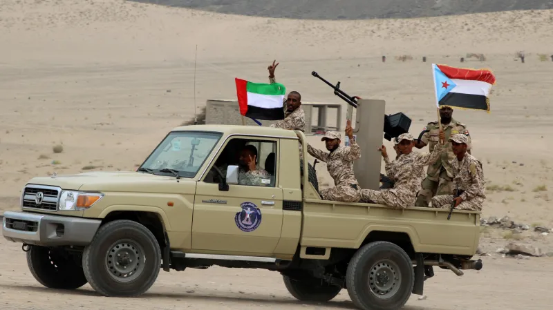 Bojovníci Jižní přechodné rady s vlajkami Spojených arabských emirátů a někdejšího Jižního Jemenu