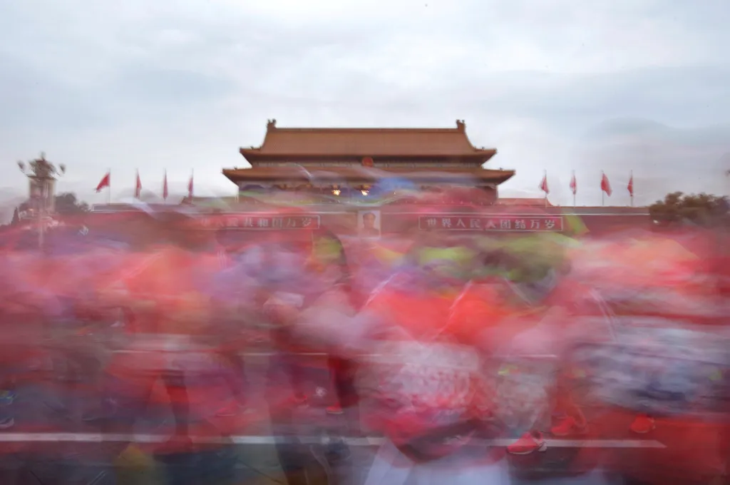 Na pekingském náměstí Nebeského klidu probíhají běžci každoročního maratonu