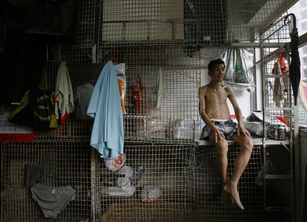 Tři sta tisíc obyvatel Hongkongu navíc žije ve zmíněných „rakvích“. Měsíční nájem těchto klecí o velikosti dvoulůžkové postele se pohybuje kolem 150 dolarů. Na dvacet obyvatel připadá jedna toaleta, koupelna a kuchyň.