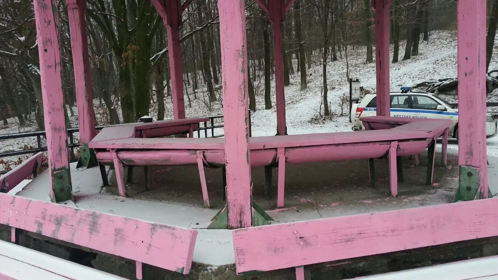 Vyhlídka nad Šternberkem přebarvená na růžovo