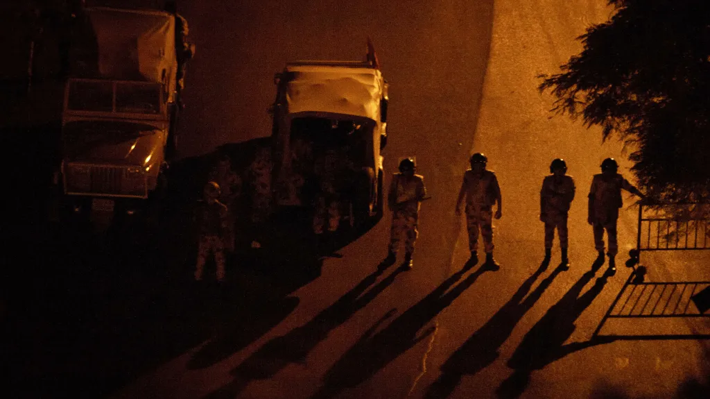 Egyptští vojáci na kontrolním stanovišti v Káhiře
