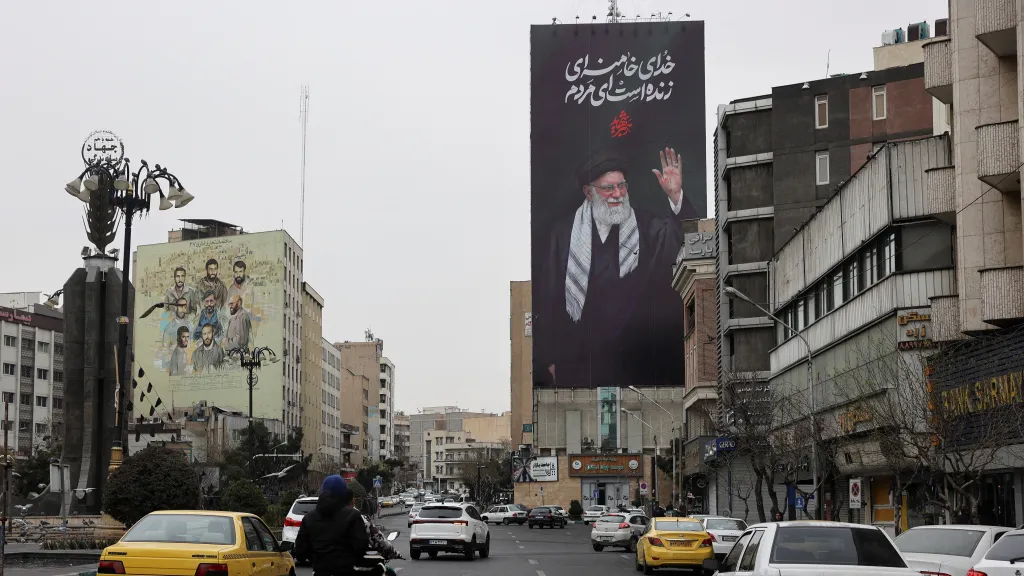 Ilustrační foto – plakát bývalého duchovního vůdce Íránu Alího Chameneího v Teheránu