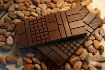 Cena kakaa dosáhla rekordu. Čokoláda může podražit o desítky procent