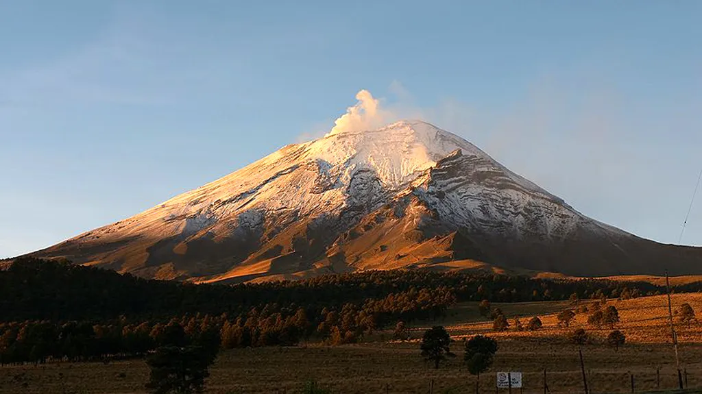 Popocatépetl ze sedla Paso de Cortéz