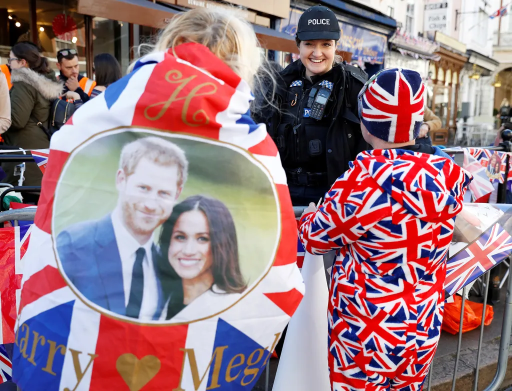 Policejní seržantka v přátelském rozhovoru s fanoušky královské rodiny v britském Windsoru