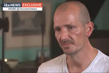 Myslel, že dává přítelkyni parfém. Ta si však na kůži rozstříkla smrtící novičok