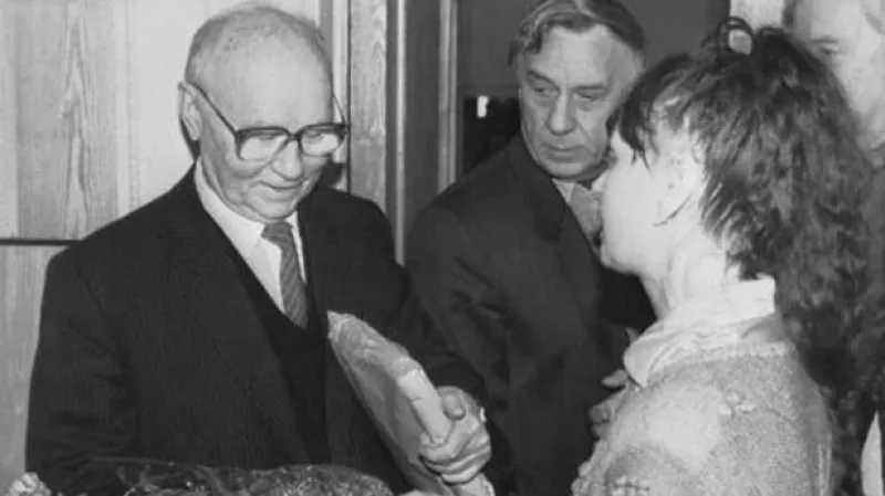 Bývalý ruský viceprezident Gennadij Janajev (uprostřed) a bývalý šéf sovětského Výboru státní bezpečnosti (KGB) Vladimir Krjučkov (vlevo) přijímají květiny od jedné ze svých příznivkyň.