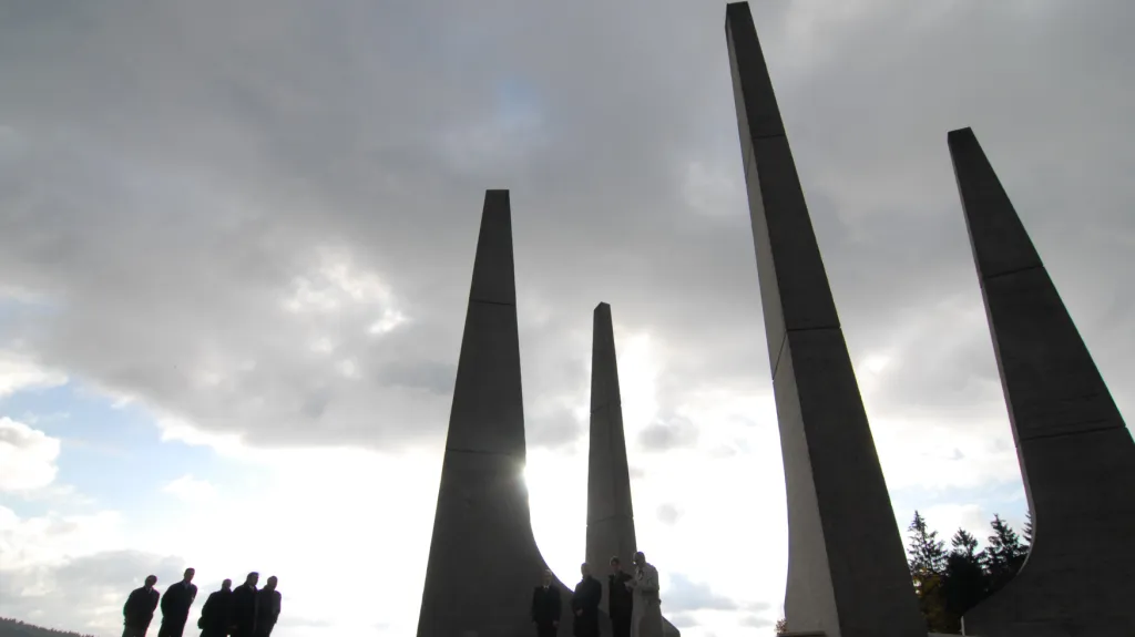 Památník na Ploštině připomíná vypálení pasekářské osady