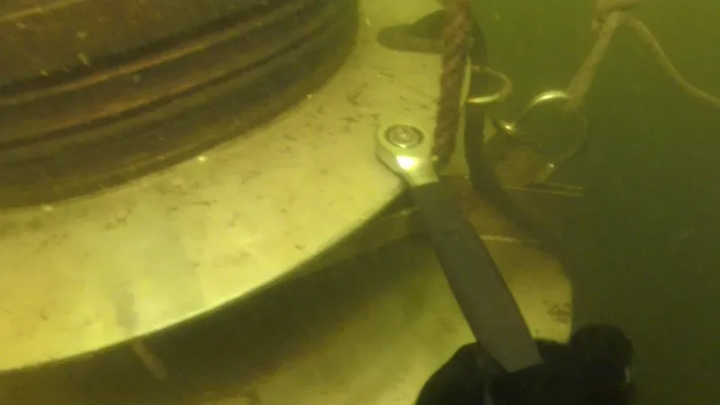 Potápěči odmontovali horní pružný díl věže