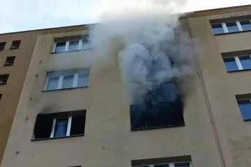V Berouně hořelo v panelovém domě. Hasiči evakuovali 13 lidí, nikdo se nezranil
