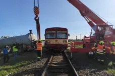 V Kunovicích se srazil vlak s traktorem, pět lidí je zraněných