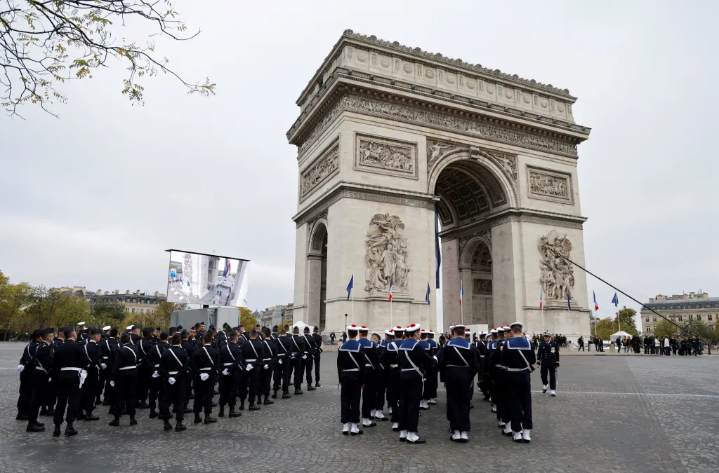 Francouzští námořní kadeti před Vítězným obloukem v Paříži.