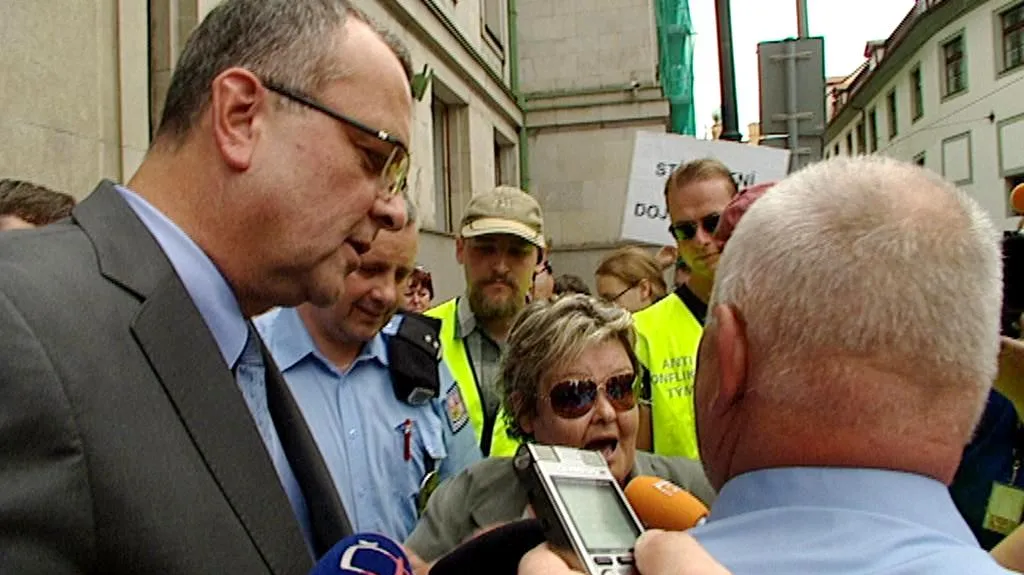 Miroslav Kalousek před ministerstvem financí