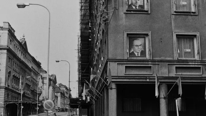 Nároží Resslovy ulice s portréty Gottwalda a Husáka (před rokem 1989)