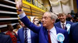 Lídr strany Reform UK Nigel Farage ve volebním štábu