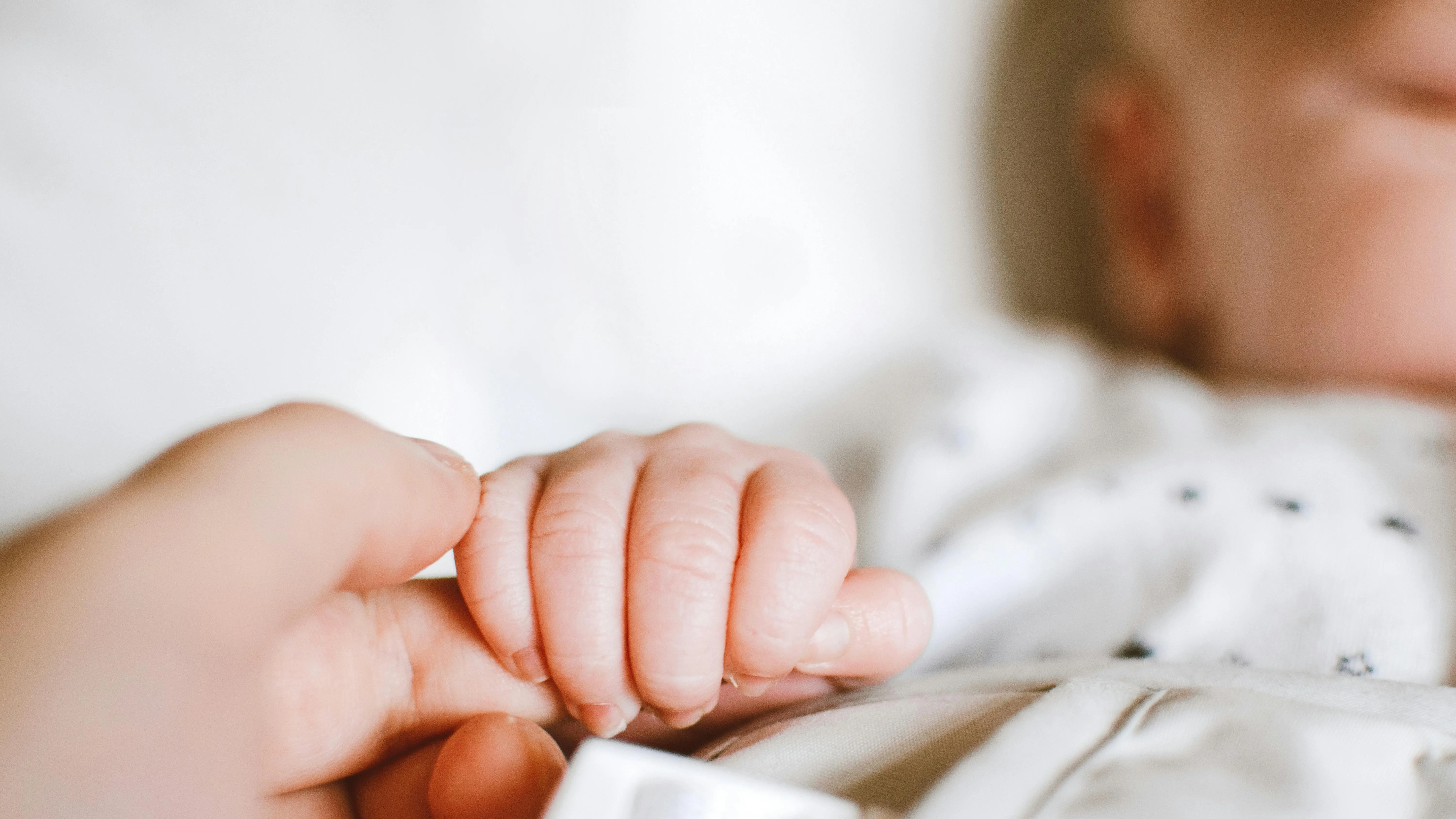 Porodnost i letos klesne na další historické minimum