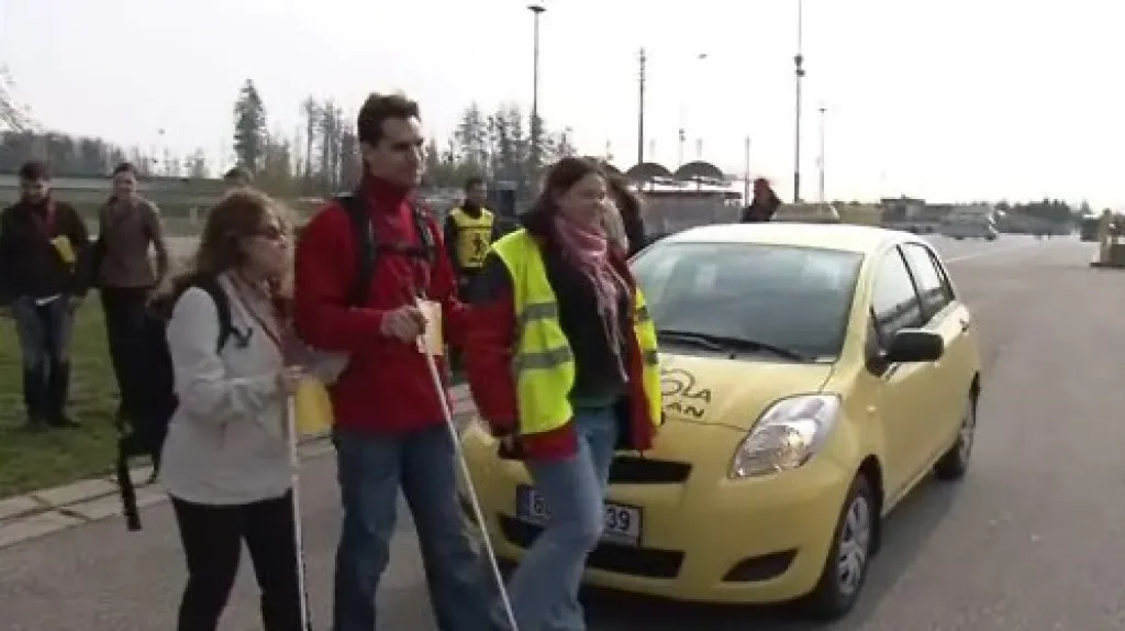 Nevidomí si vyzkoušeli jízdu autem na Masarykově okruhu