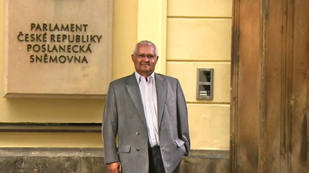 Figurína Miloslava Bačiaka před Poslaneckou sněmovnou
