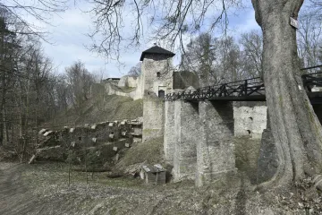 Kámen po kameni. Dobrovolníci pečují o hradby zříceniny Lukov