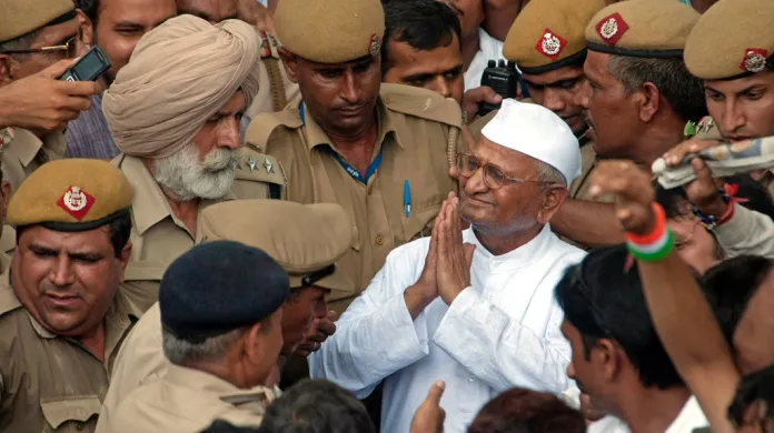 Anna Hazare zdraví své příznivce