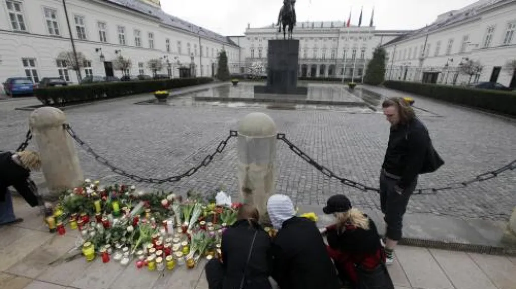 Truchlící před sídlem polského prezidenta ve Varšavě
