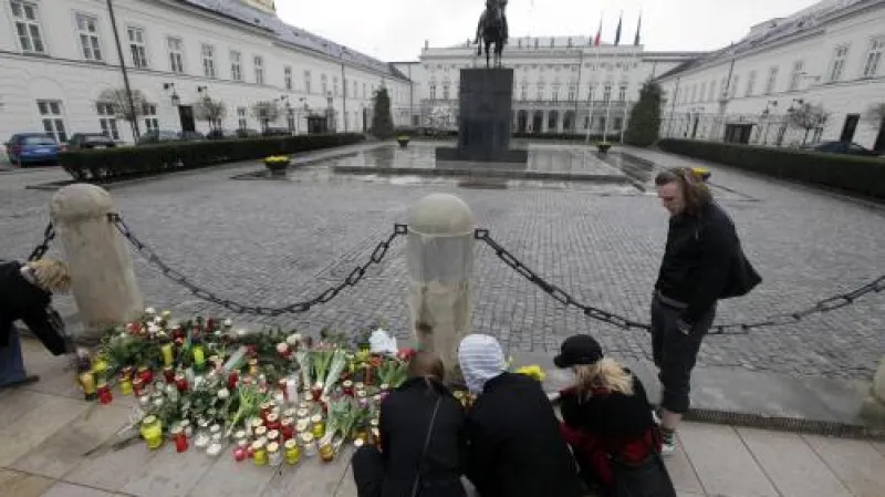 Truchlící před sídlem polského prezidenta ve Varšavě