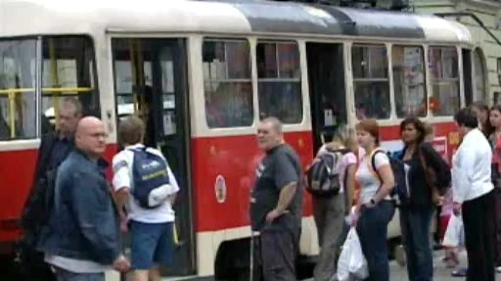 Lidé na tramvajové zastávce