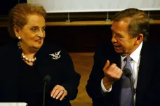 Politici vzpomínají na Albrightovou, vyzdvihují podíl na přijetí Česka do NATO