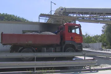 Kámen s obsahem azbestu vozí v Želešicích přímo centrem obce. Místní se bojí o zdraví