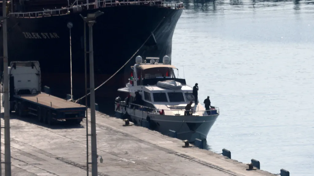 Loď z flotily, jež s humanitární pomocí mířila do Pásma Gazy, zakotvená v přístavu v Larnace