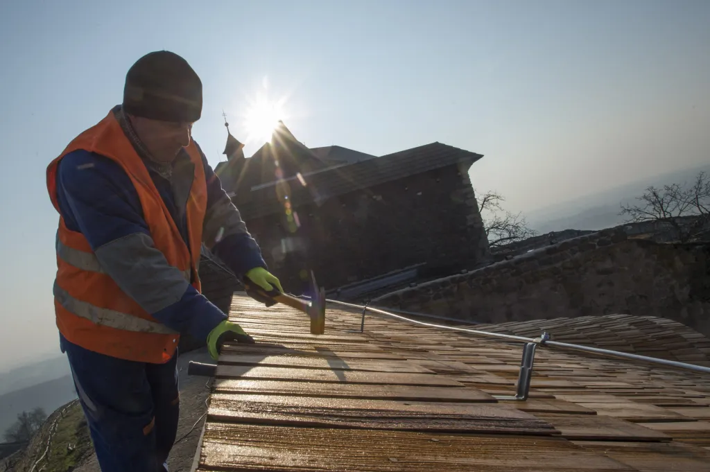 Ty byly zčásti provedeny podle projektu významného architekta Dušana Jurkoviče, na projektu spolupracoval i architekt Jan Pacl. Právě na základě této koncepce vznikla i vyhlášená restaurace s hodnotnými interiéry v západním traktu