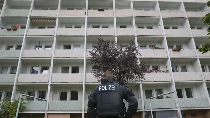 Německá policie na sídlišti v Chemnitzu