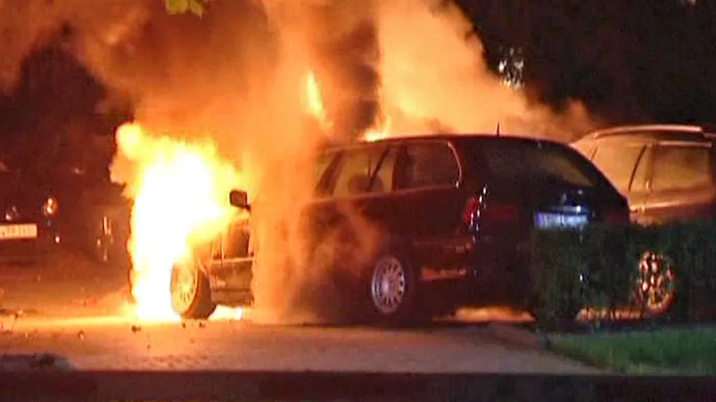 Hořící auta v berlínských ulicích