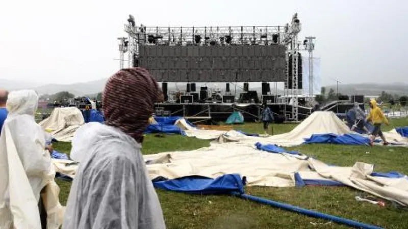 Zřícený stan na festivalu Pohoda