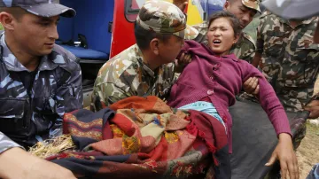 Zraněná žena z vesnice Ranachour - jedna z tisíců postižených zemětřesením