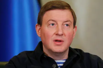Andrej Turčak chce být tváří války na Ukrajině. Pózuje na Donbase a nebojí se konfliktu ve straně