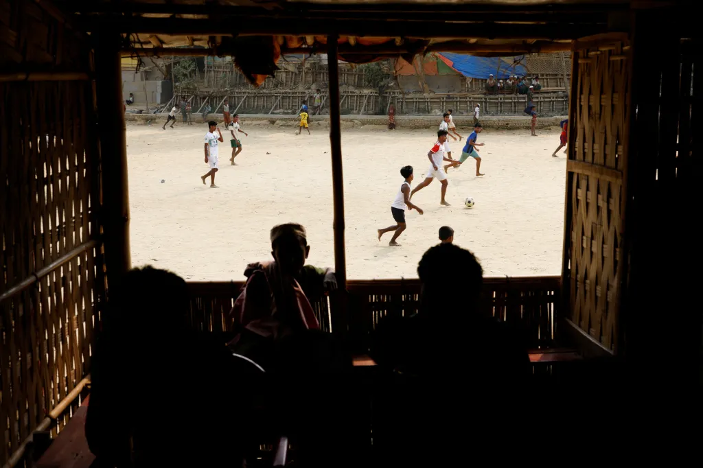 Rohingští chlapci hrají fotbal v uprchlickém táboře