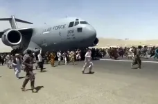 Letiště v Kábulu je opět v provozu. Přistáli na něm další američtí vojáci, mají pomoct s evakuací