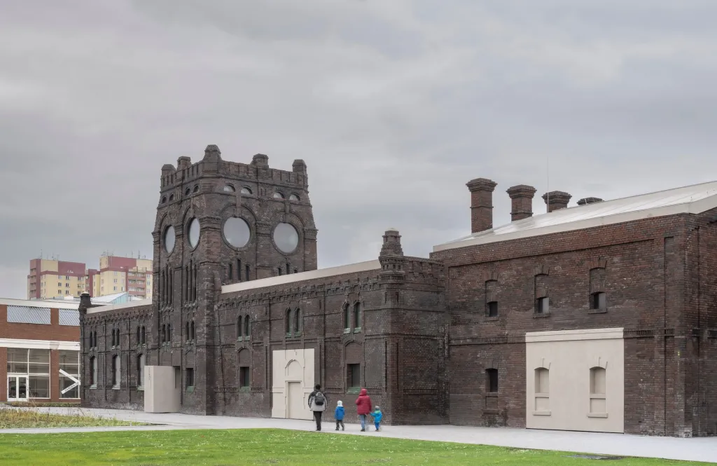 Porotu zaujala rovněž rekonstrukce historické budovy bývalých jatek pro účely galerie Plato v Ostravě (KWK Promes). Cílem bylo zachránit cenný objekt historických jatek