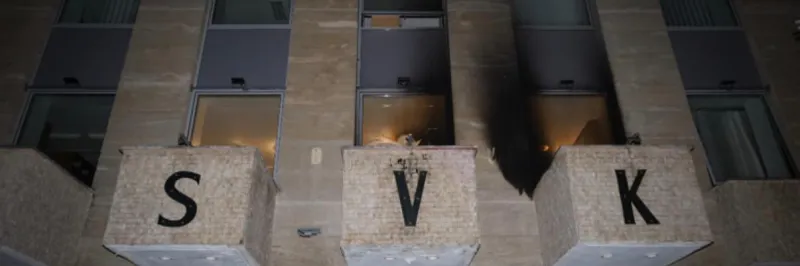 Policie vyšetřuje útok zápalnými lahvemi na Ruský dům v Praze